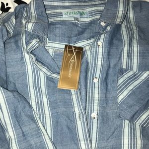 Francesca’s Denim Striped Blue Button Up NWT 🦋